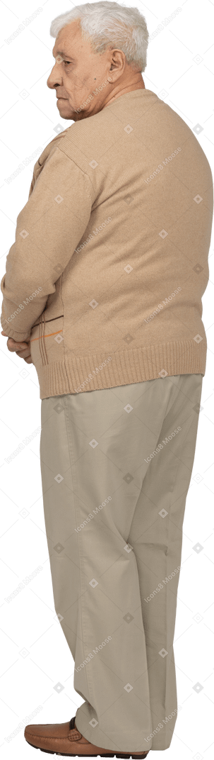 Vista traseira de um velho em roupas casuais parado