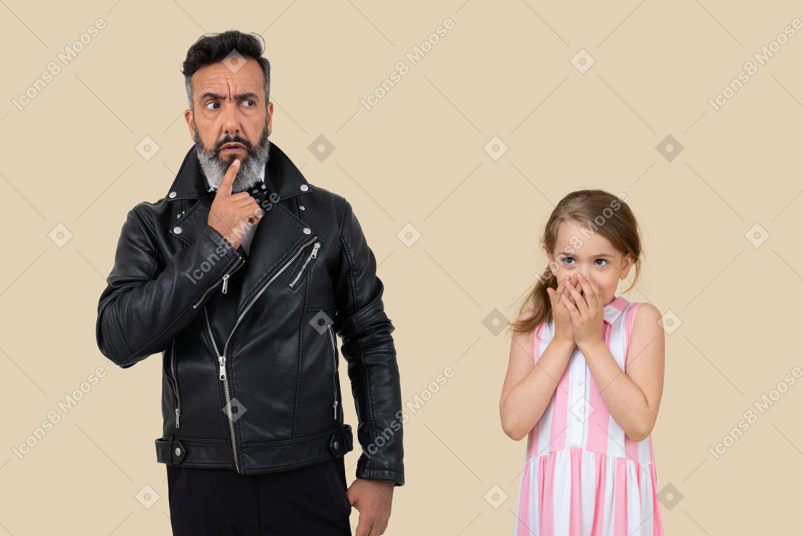 Hombre pensante y una niña tapándose la boca