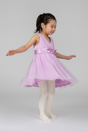 Девушка в розовом платье танцует