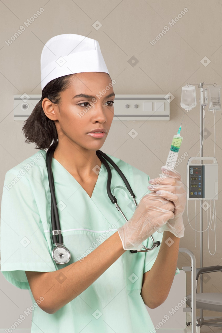 주사기를 검사하는 여자 의사