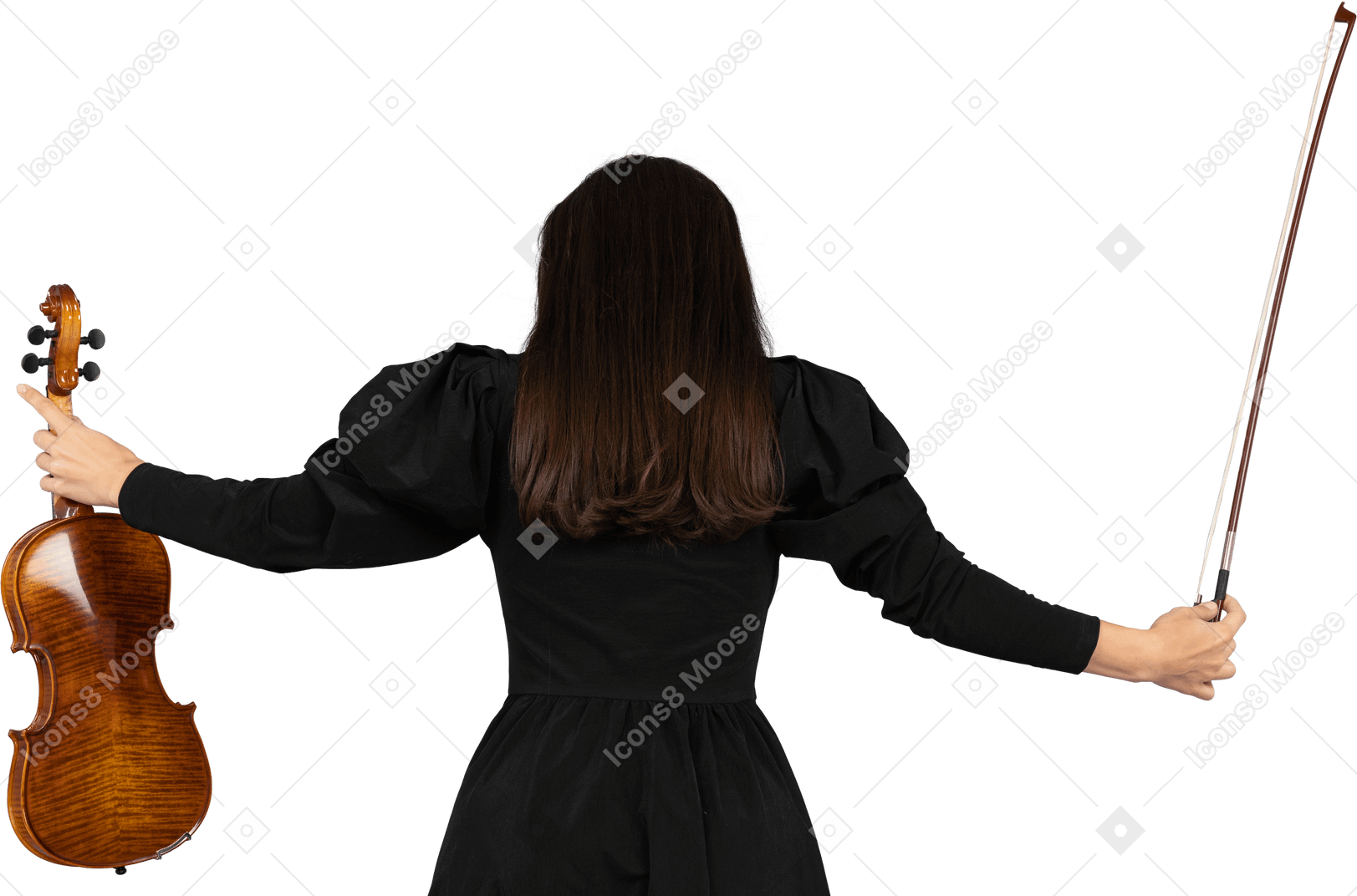 Vista de trás de uma violinista em vestido preto estendendo as mãos