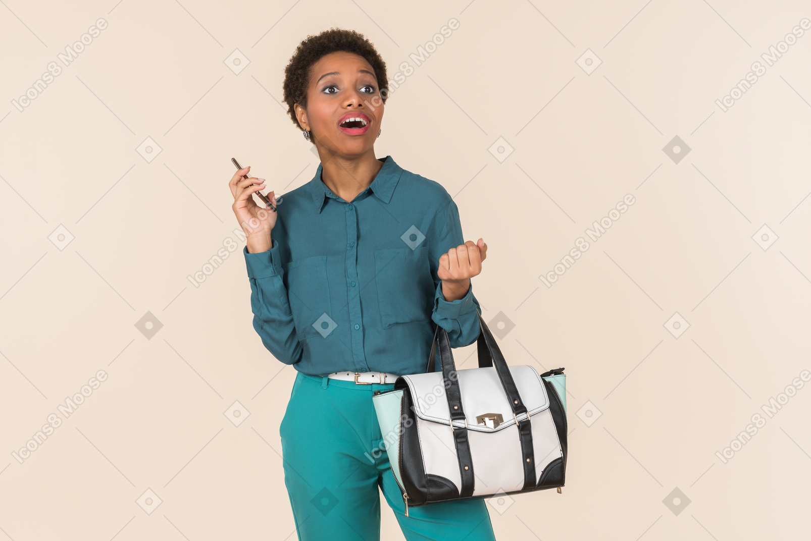 Dudando de algo mujer joven con teléfono en una mano y bolsa en otra