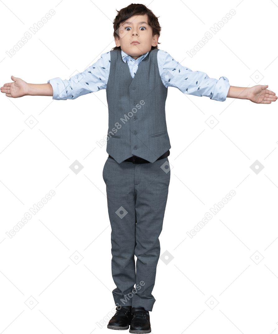 Vista frontal de un niño con traje gris de pie con los brazos extendidos