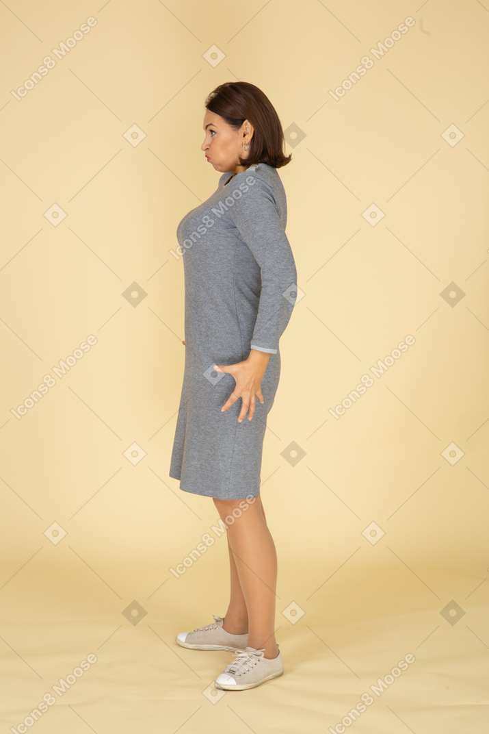 Vista lateral, de, un, mujer, en, vestido gris