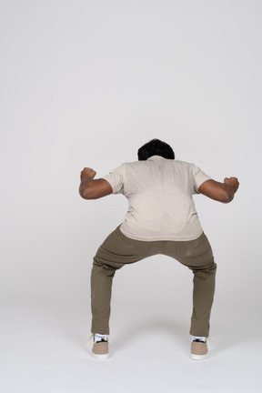 Homme en tenue décontractée debout