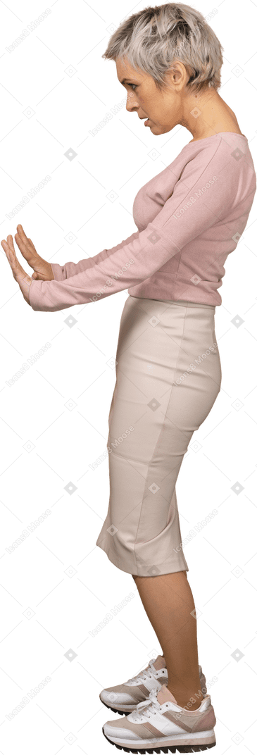 Вид сбоку женщины в повседневной одежде, показывающей жест стоп