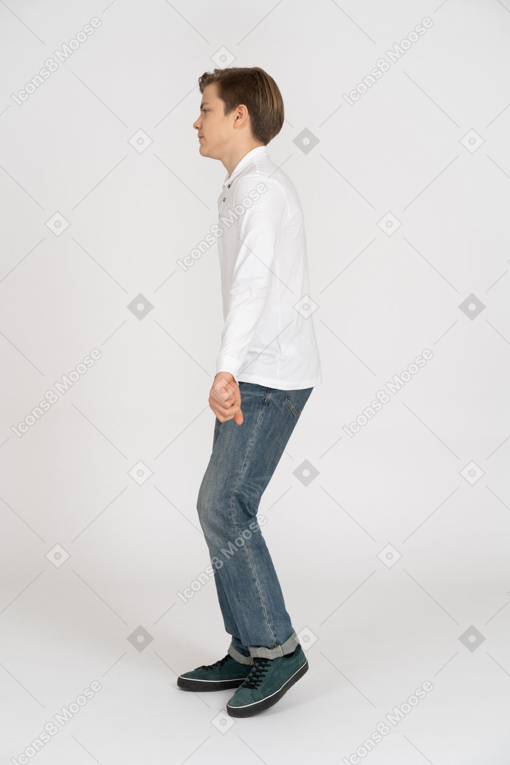 立っているカジュアルな服を着た若い男
