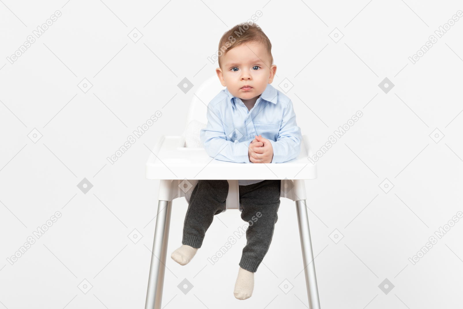Baby boy sentado en la trona