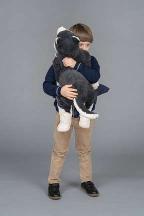 一个小男孩抱着毛绒玩具的肖像