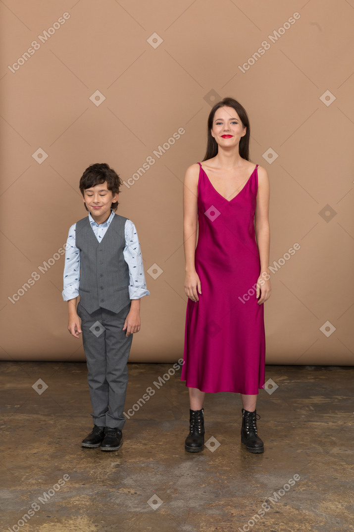 Niño y mujer mirando a otro lado