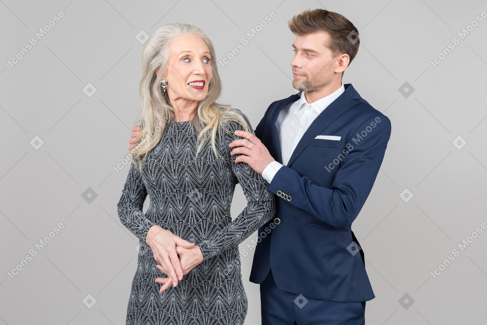 Anciana y su novio más joven de pie cerca uno del otro