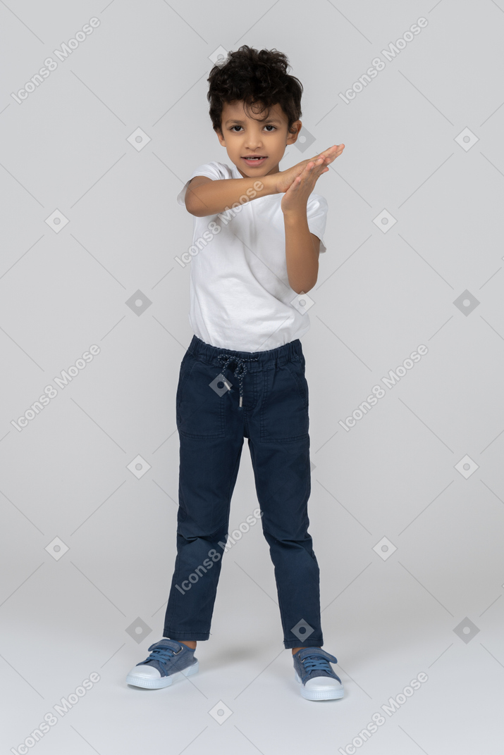 Um menino batendo palmas de mãos