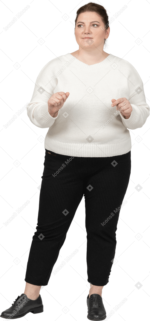 Уверенная в себе женщина больших размеров в белом свитере