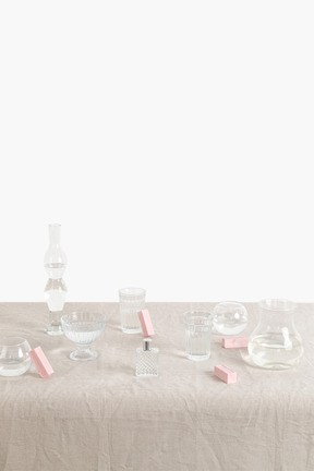 Glasbehälter in verschiedenen formen mit wasser gefüllt