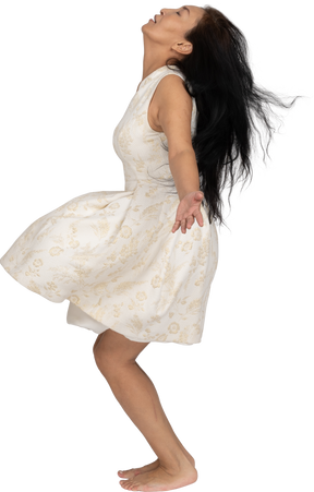 점프하는 아름 다운 드레스 여자