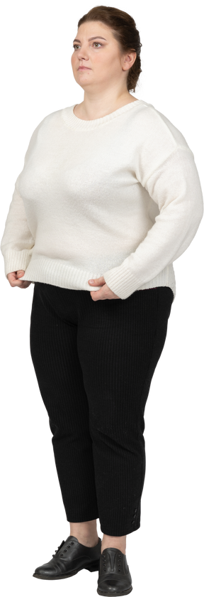 Vista lateral de uma mulher gorda e séria com roupas casuais