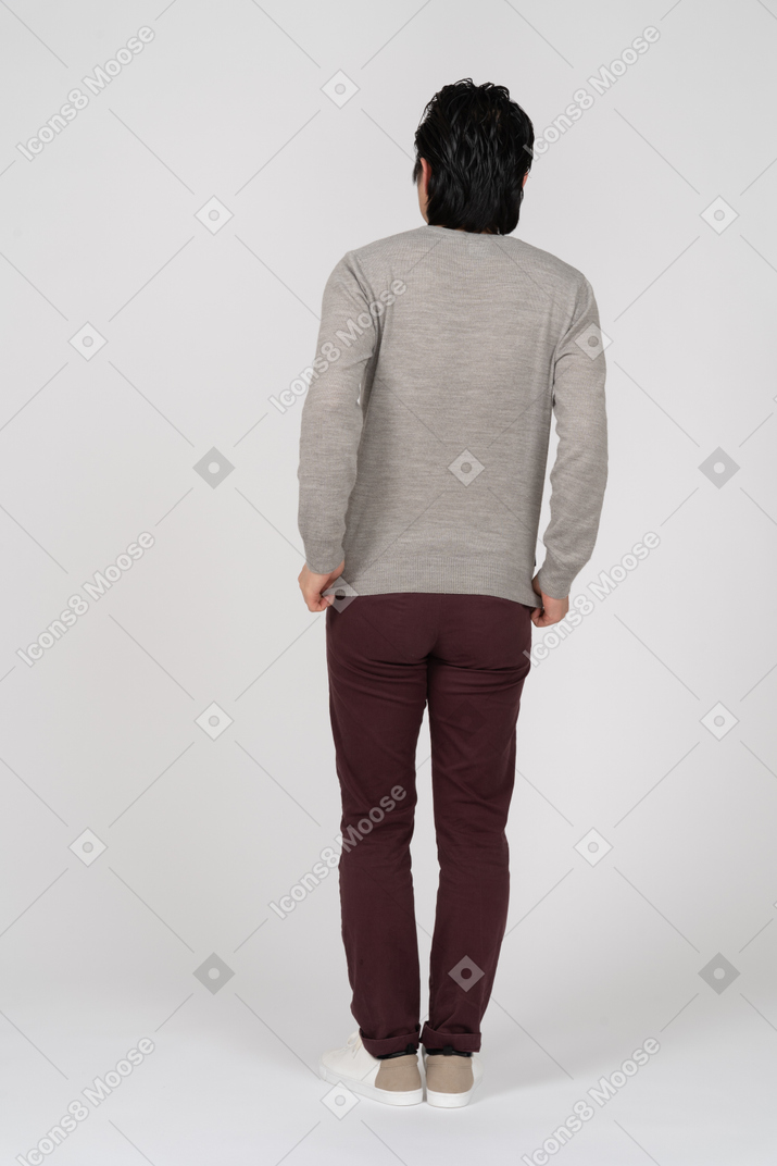 Hombre en ropa casual posando