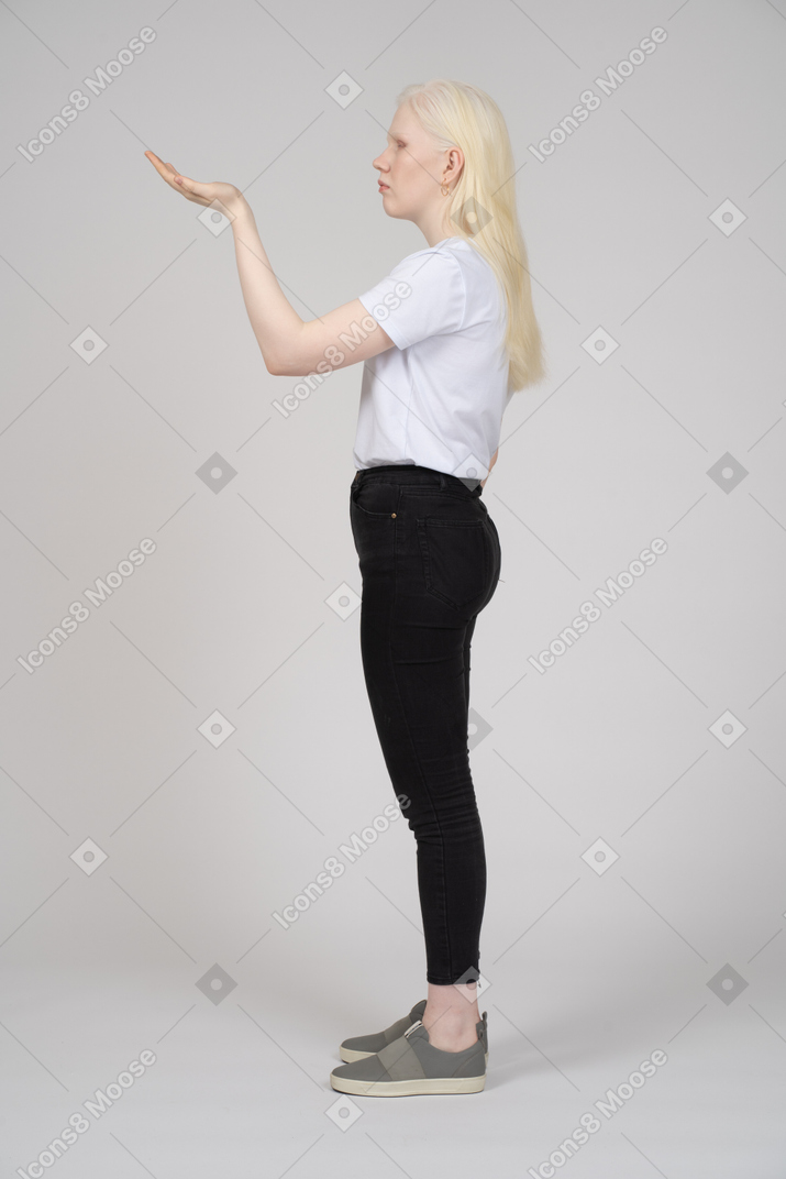 Vue latérale d'une femme levant la main