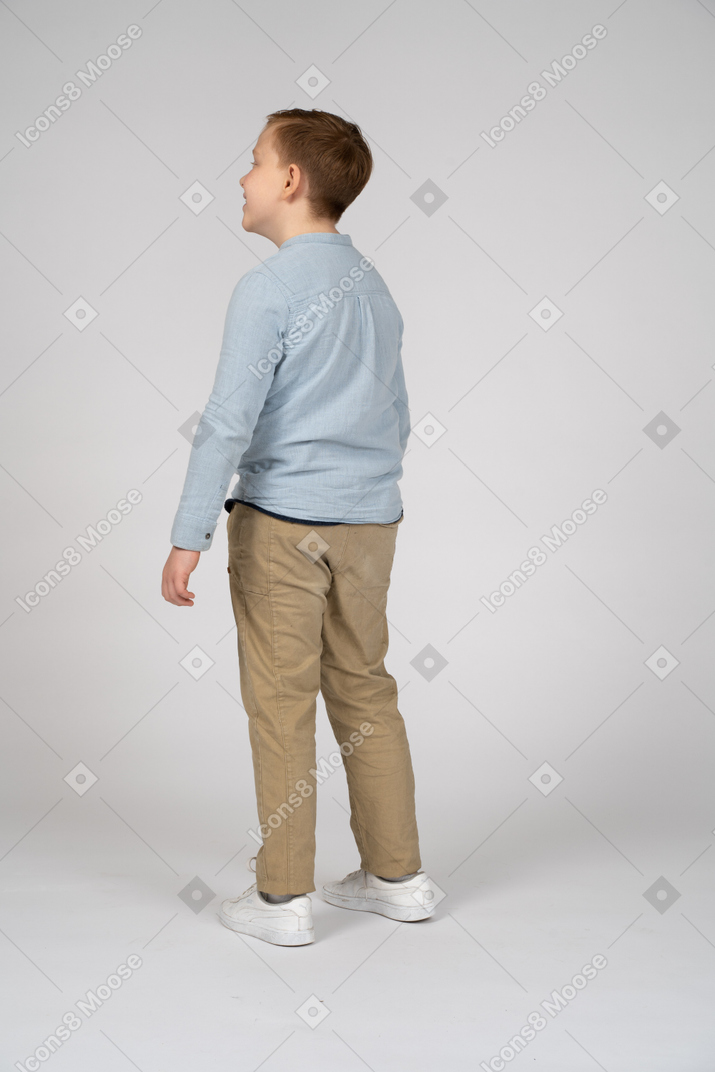 Vista traseira de um menino olhando para cima