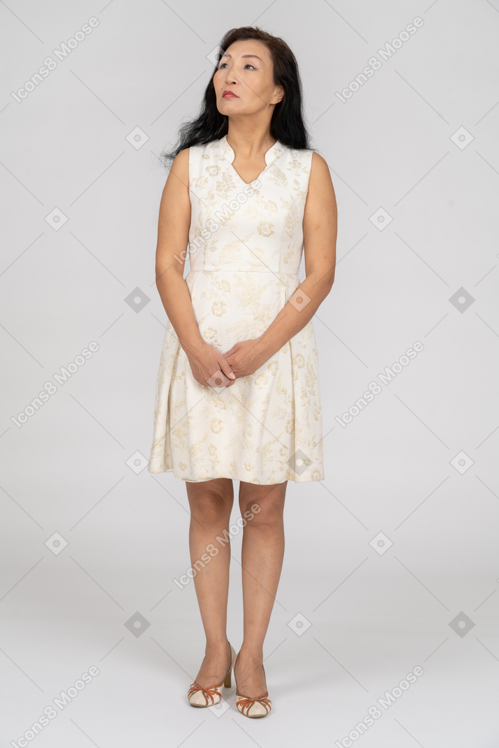 Женщина в красивом платье стоя