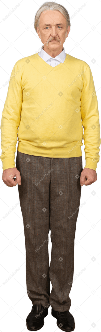 Vorderansicht eines depressiven alten mannes, der einen gelben pullover trägt und kamera betrachtet
