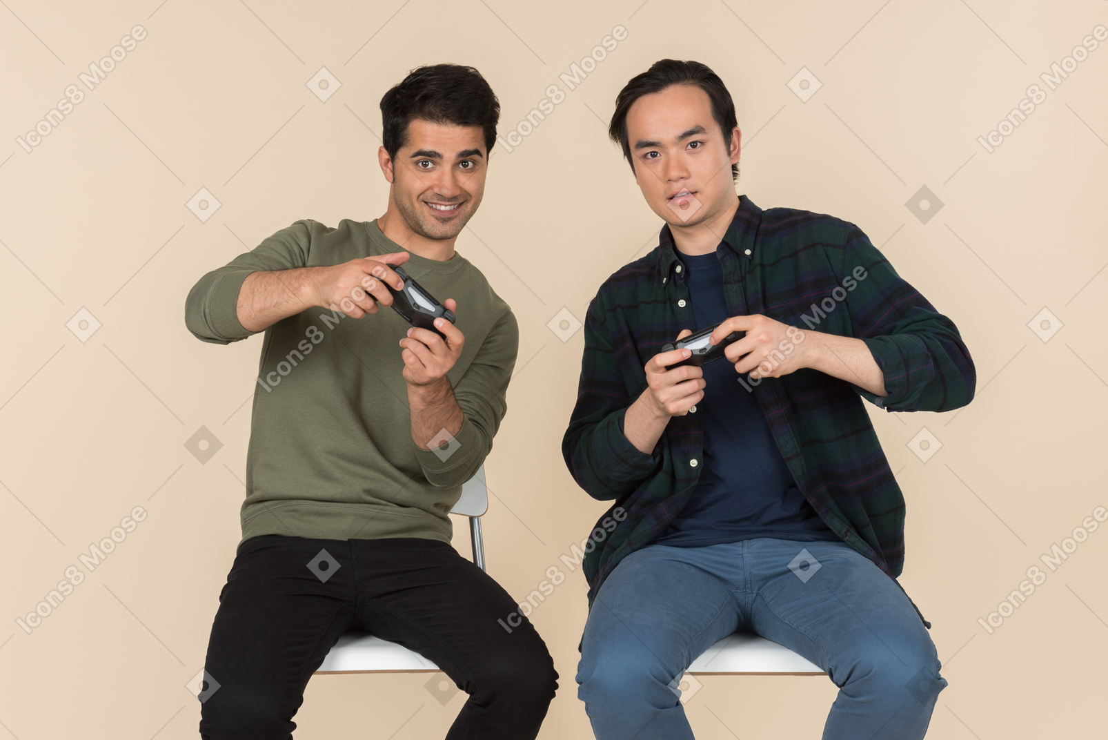 Amigos interraciais sentado em cadeiras e jogando videogame