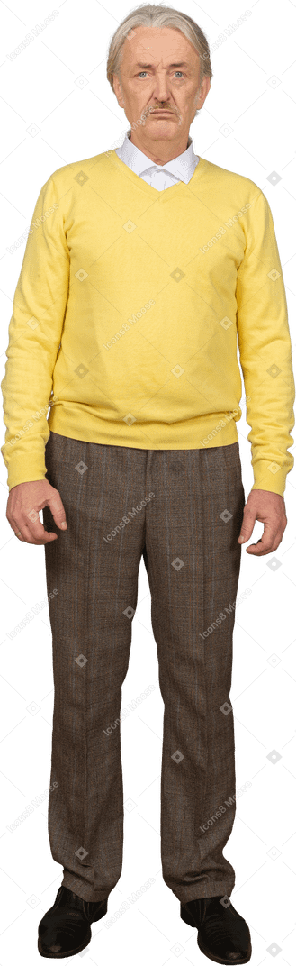 노란색 스웨터를 입고 카메라를보고 불쾌한 노인의 전면보기