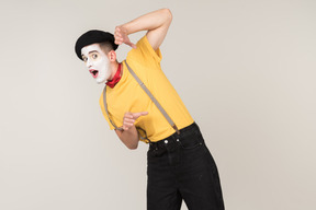 장난하는 남성 mime