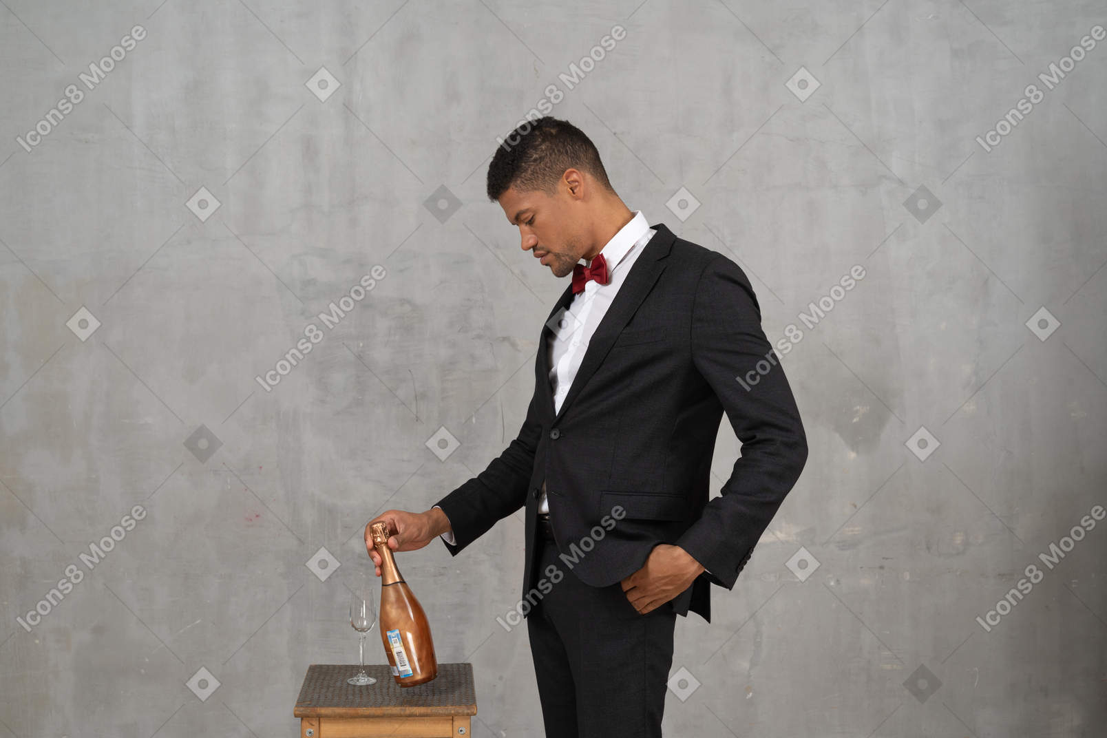 Uomo in giacca e cravatta che ispeziona una bottiglia di champagne