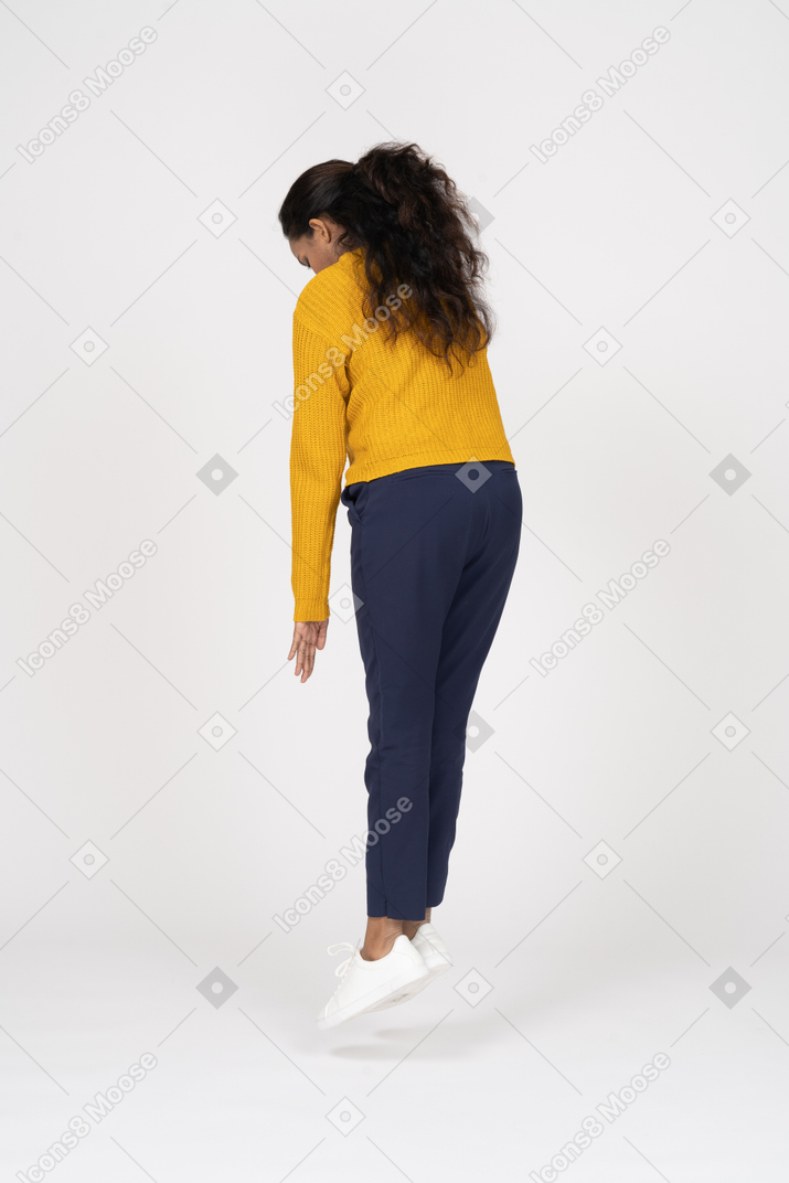 ジャンプするカジュアルな服装の女の子の背面図