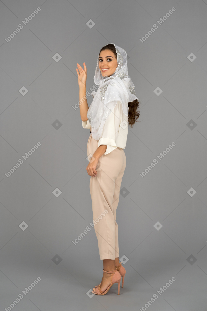 Sonriente mujer del medio oriente saludando hola