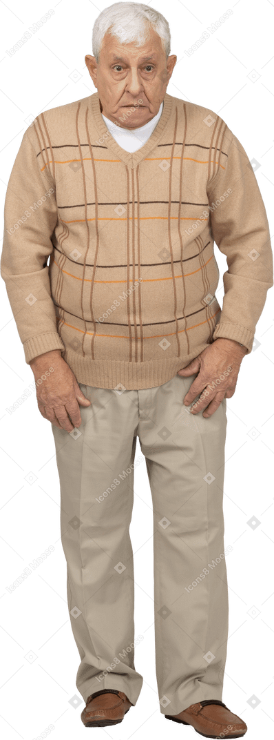 Vue de face d'un vieil homme impressionné dans des vêtements décontractés regardant la caméra
