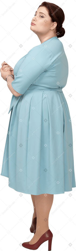 Vista laterale di una donna in abito blu