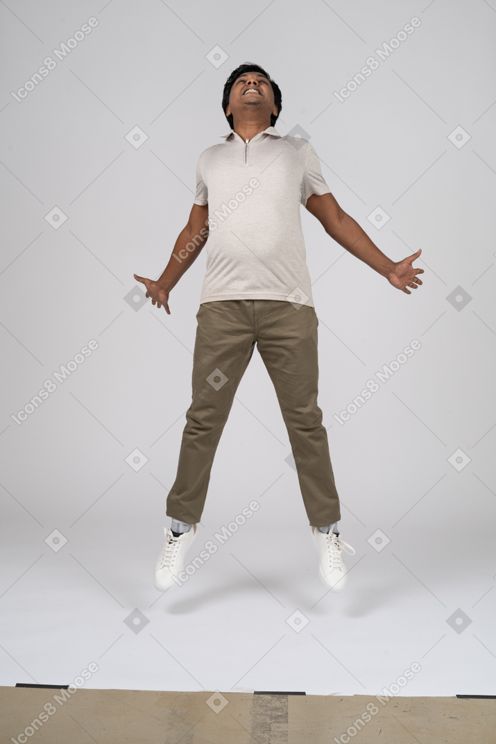 Homme en vêtements décontractés sautant