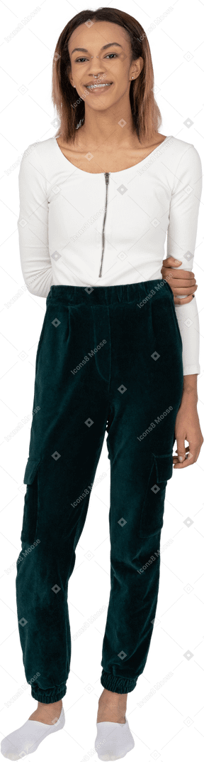 Mujer en ropa casual de pie