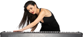一位年轻女士穿着黑色的连衣裙，将她的手放在键盘上的前视图