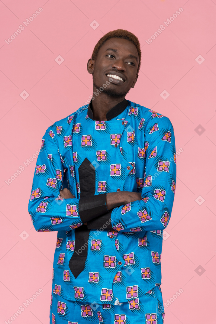 Schwarzer mann im blauen pyjama lächelnd