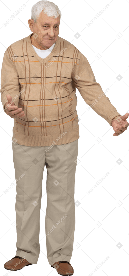 Вид спереди на старика в повседневной одежде, стоящего с распростертыми руками