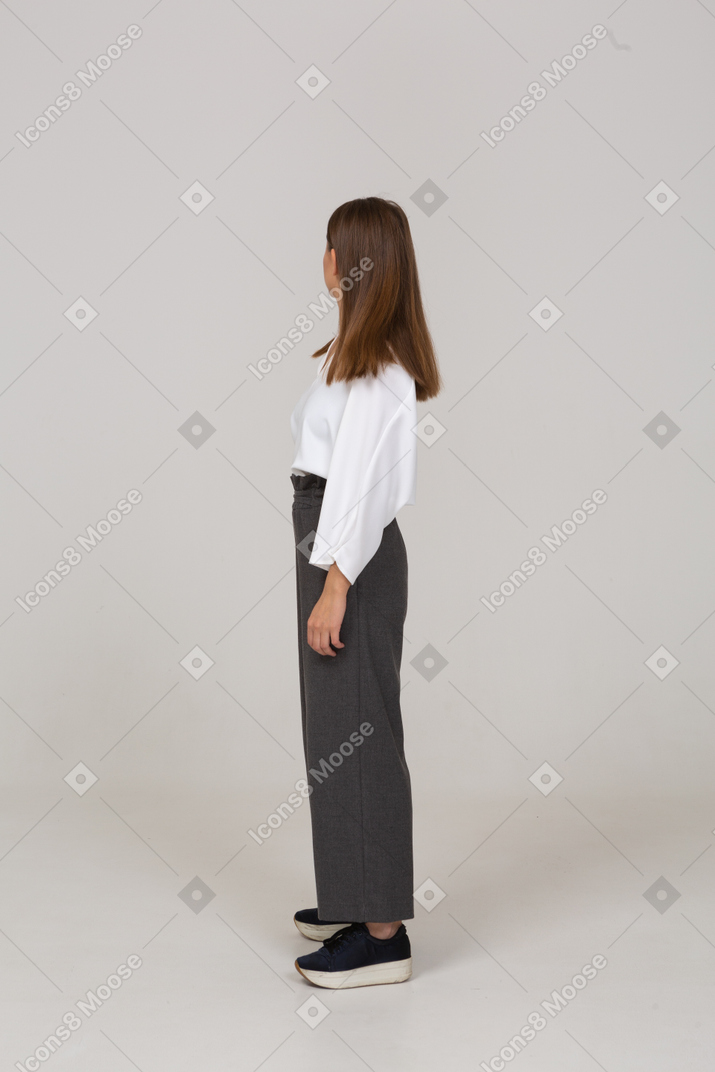 Seitenansicht einer jungen dame in bürokleidung mit blick nach rechts
