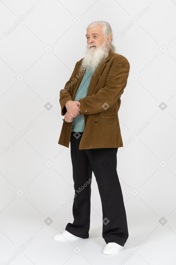 Retrato de um homem idoso segurando as mãos sobre o estômago