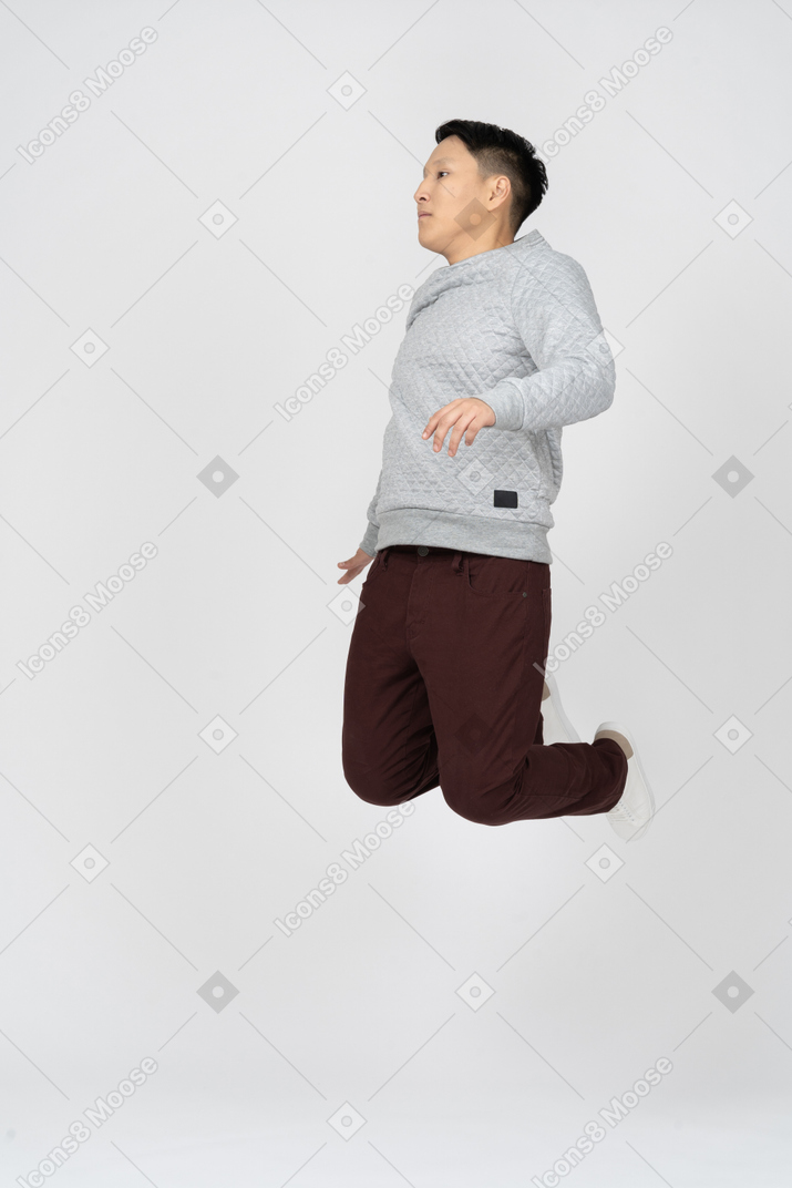 Mann in freizeitkleidung springend