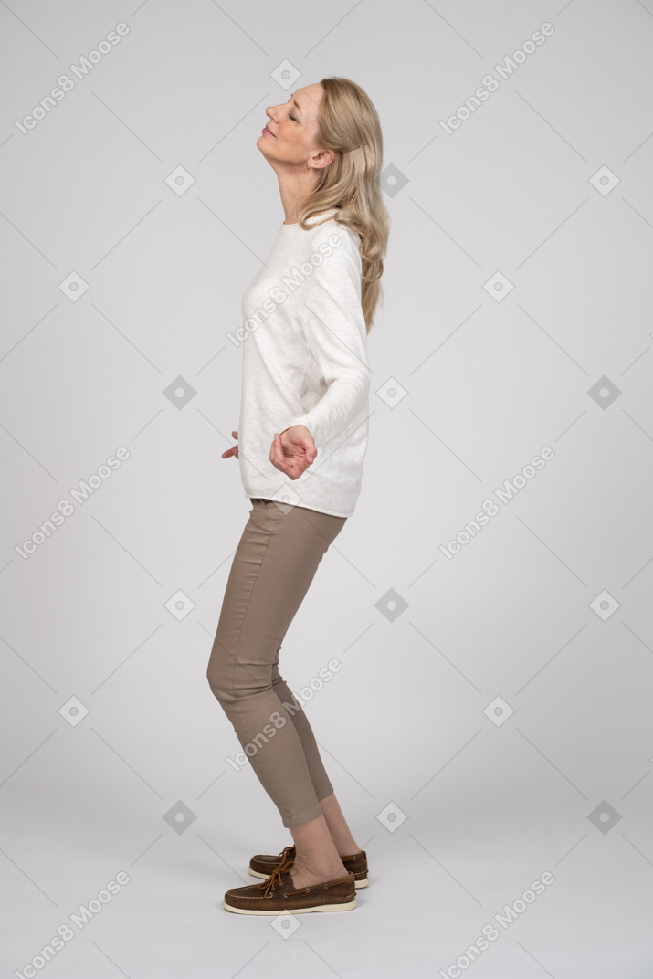 Femme en vêtements décontractés posant