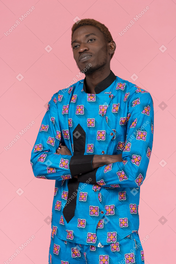 Черный мужчина в синей пижаме смотрит