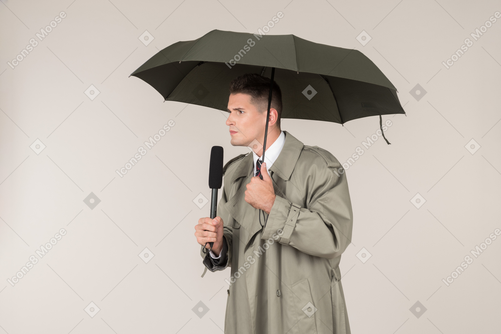 마이크를 들고 우산 아래 서 웃는 남성 기자