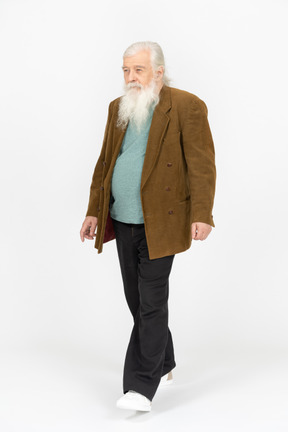 Porträt eines gehenden älteren mannes