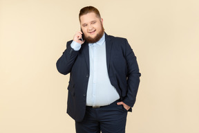 Sorrindo, jovem, excesso de peso, trabalhador escritório, falando telefone