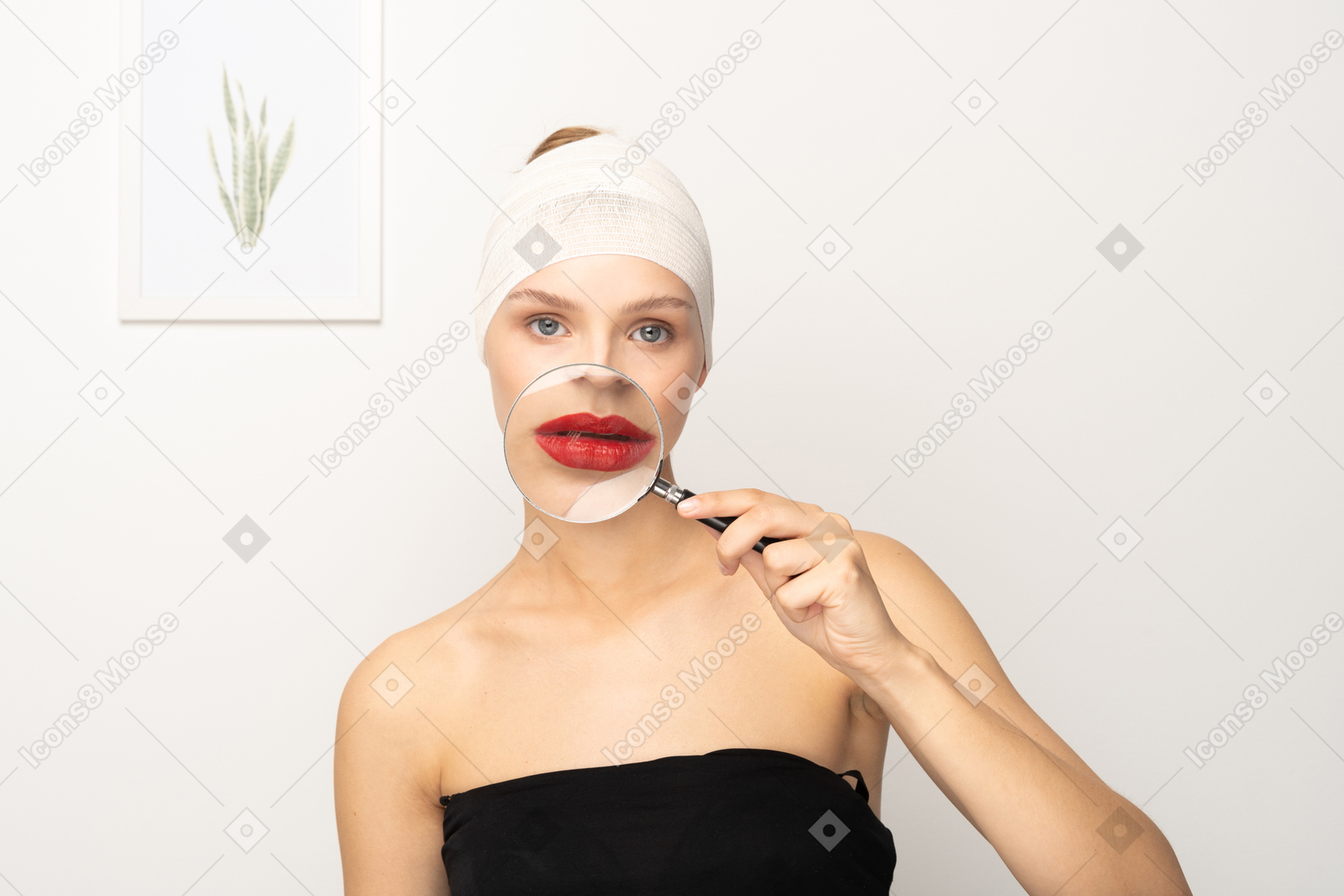Jovem mulher segurando lupa sobre a boca
