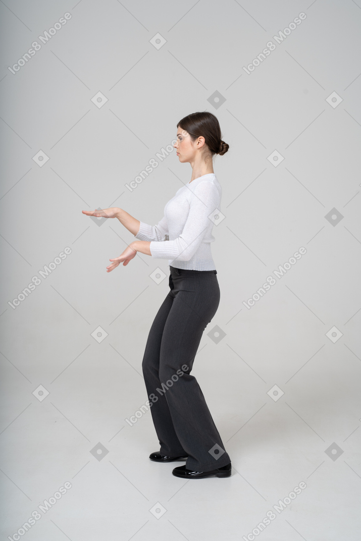 Женщина в костюме танцует, вид сбоку