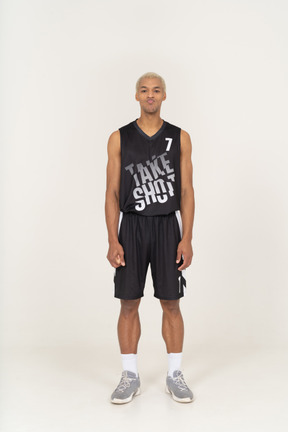 じっと立っているふくれっ面の若い男性バスケットボール選手の正面図