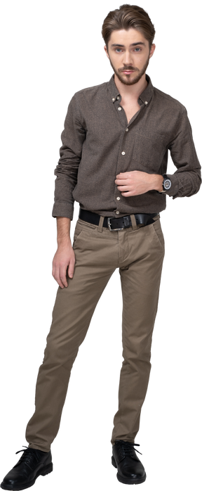 Vista frontal de um jovem com roupas de escritório, parado